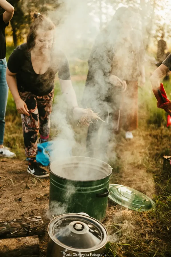 Dymiący pojemnik z trocinami, w którym stygnie ceramika raku