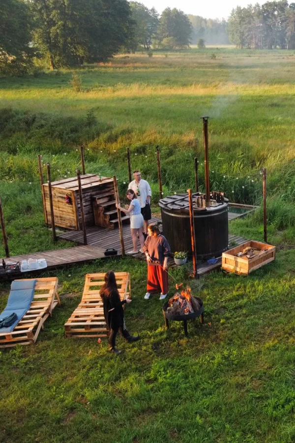 Plenerowa pracownia pod Zieloną Górą z paletami, balią i piecem