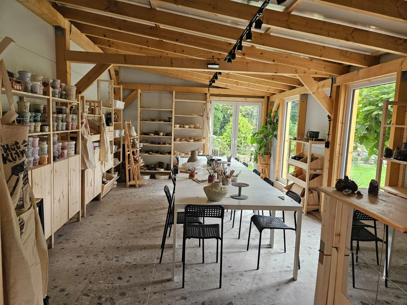 Jasna, drewniana pracownia ceramiczna FruCeramika